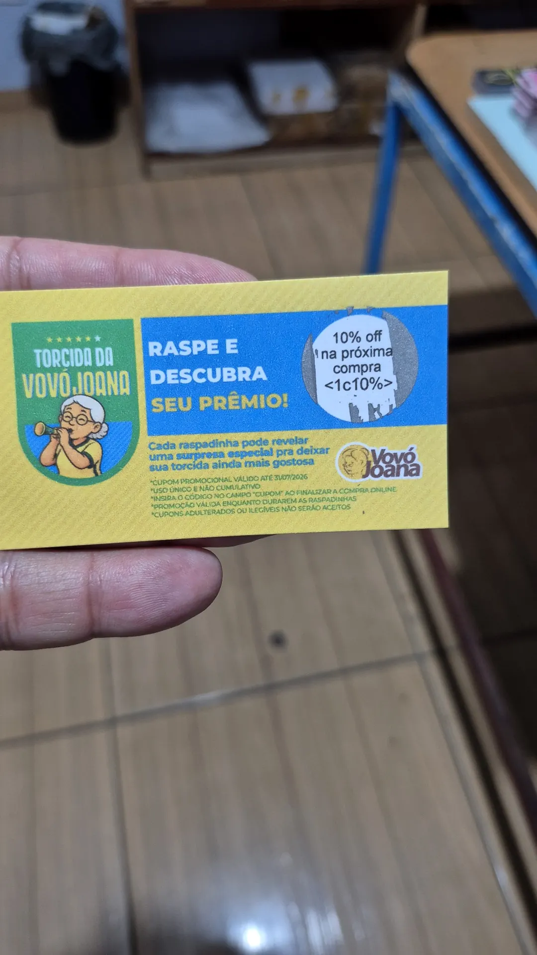 Alimentação — Cliente raspando e descobrindo o prêmio